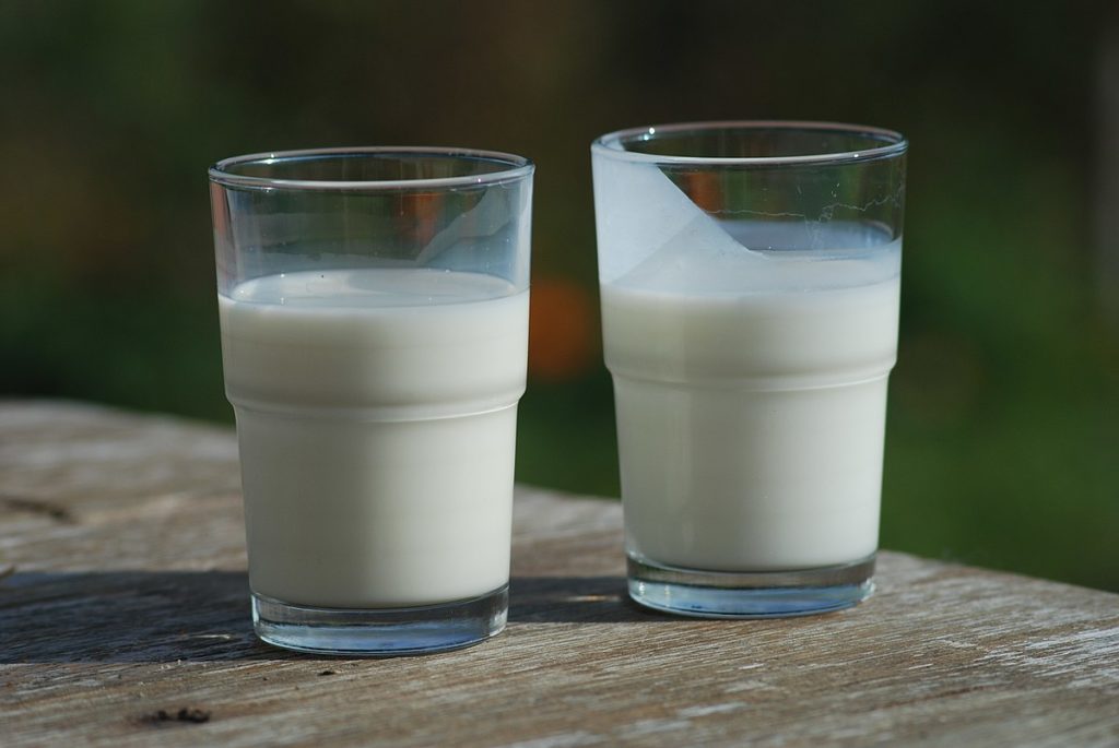 https://en.wikipedia.org/wiki/Buttermilk#/media/File:Buttermilk-(right)-and-Milk-(left).jpg