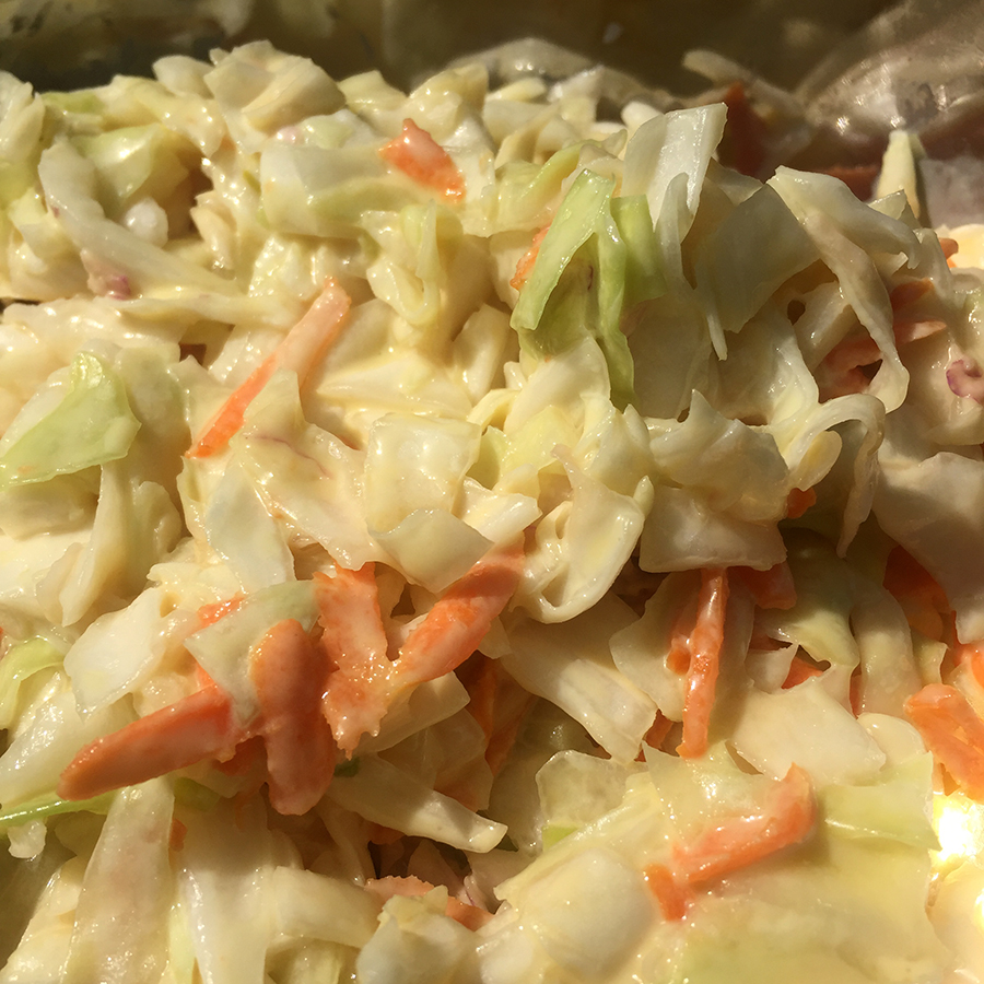 Coleslaw yani Beyaz lahana salatası popüler kültürde fast food ile anılan bir salatadır.